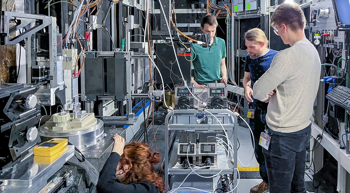 Mænd og kvinde i lab